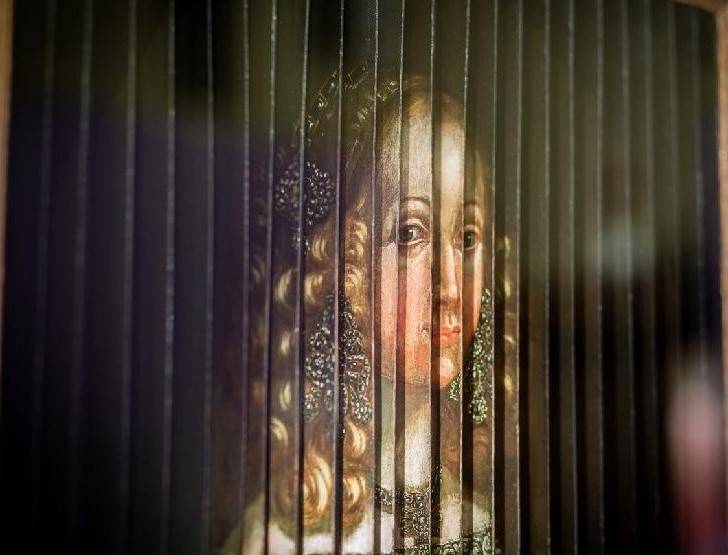 Recenze významné výstavy Baroko v Bavorsku a v Čechách (pořádané od 8. prosince 2023), v jejíž expozici je mj. pojednáno o dějinných a kulturních reáliích česko-bavorského pomezí, souvisejících i s obcí Dolní Žandov.