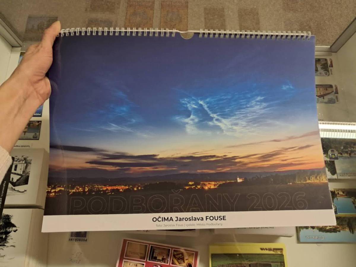 Informační centrum Podbořany nabízí k prodeji závěsný kalendář na rok 2026 s fotografiemi Jaroslava Fouse, kde mimo jiné najdete i jeho fotografii zachycující komplexní halové jevy v Krušných horách za svitu Měsíce, oceněný snímek agentury NASA. Cena 150,-