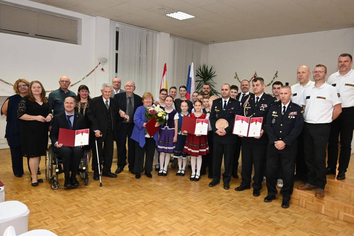 Včerajší večer sa v našej obci niesol v znamení vďaky, úcty a inšpiratívnych príbehov. Pani starostka spolu s obecným zastupiteľstvom odovzdali Ceny starostky obce Malinovo jednotlivcom a organizáciám, ktorí svojou prácou a energiou robia naše Malinovo lepším miestom pre život.