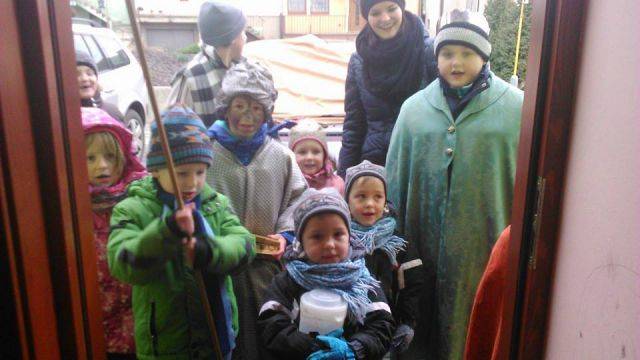 V sobotu 2. ledna vyrazí naše děti na každoroční tříkrálovou koledu. Tři z nich se při tom převlečou za mudrce Kašpara, Melichara a černého Baltazara, kteří podle bible přišli vzdát hold a odevzdat dary právě narozenému božímu synu Ježíši Kristu. V dnešní době děti chodí na svátek tří králů po domácnostech a vinšují jejich obyvatelům štěstí a zdraví. Zároveň pomáhají dobré věci, protože při návštěvě vybírají peníze pro charitní dílo. Tři králové vycházejí na svoji obchůzku Sulimovem ve 13:30 hod. od Zavadilů.