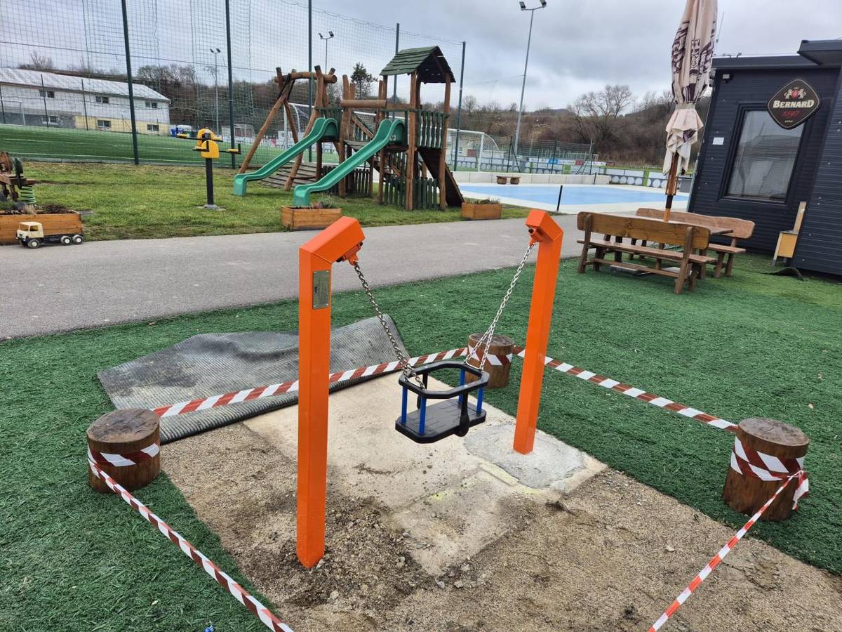 K visiacej hojdačke na ihrisku v Hloži a v Bel.Slatinách najnovšie pribudla tretia, a to na obľúbenom mieste pre rodiny s deťmi- na ihrisku v areáli FK Beluša.