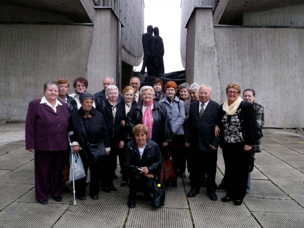 Klub dôchodcov navštívil 02. mája 2017 povstaleckú expozíciu v Múzeu SNP v Banskej Bystrici. V neskorých popoludňajších hodinách sme si v Štátnej opere v Banskej Bystrici pozreli operetu Hrnčiarsky bál. Bol to krásne prežitý májový deň.