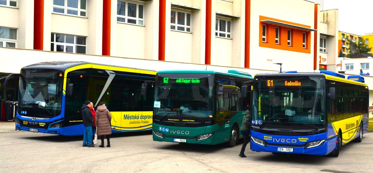 Ve středu 17. prosince proběhla veřejná prezentace nových autobusů, které budou jezdit na městských linkách od 1. ledna 2026. Z organizačního hlediska pak dochází od téhož data ke změně provozovatele MHD Jindřichův Hradec: bude jim společnost ČSAD AUTOBUSY České Budějovice a.s.