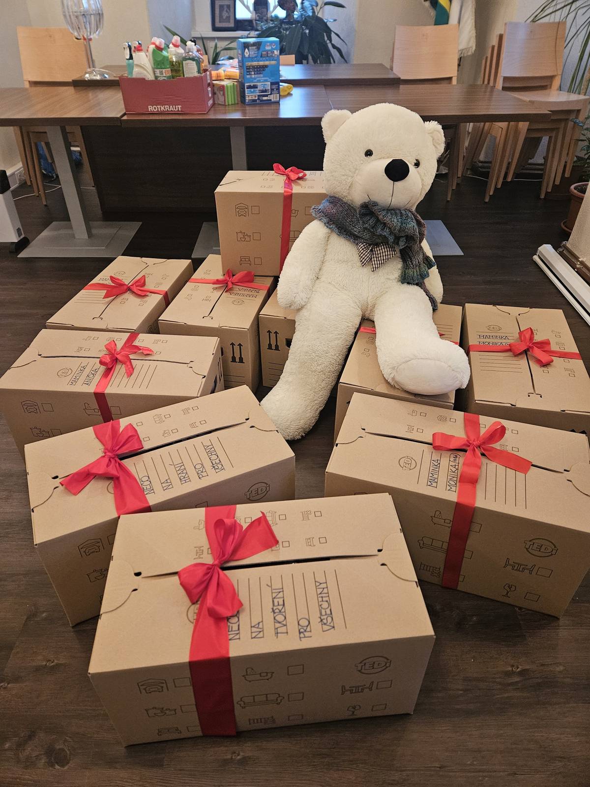 Milí přispěvatelé do vánoční sbírky pro azylový dům sv. Vincenta de Paul, včera jsme všechny dary předali a jménem p.ředitelky Venturové posíláme všem velké díky.Byli upřímně dojatí.Vaše Blatno