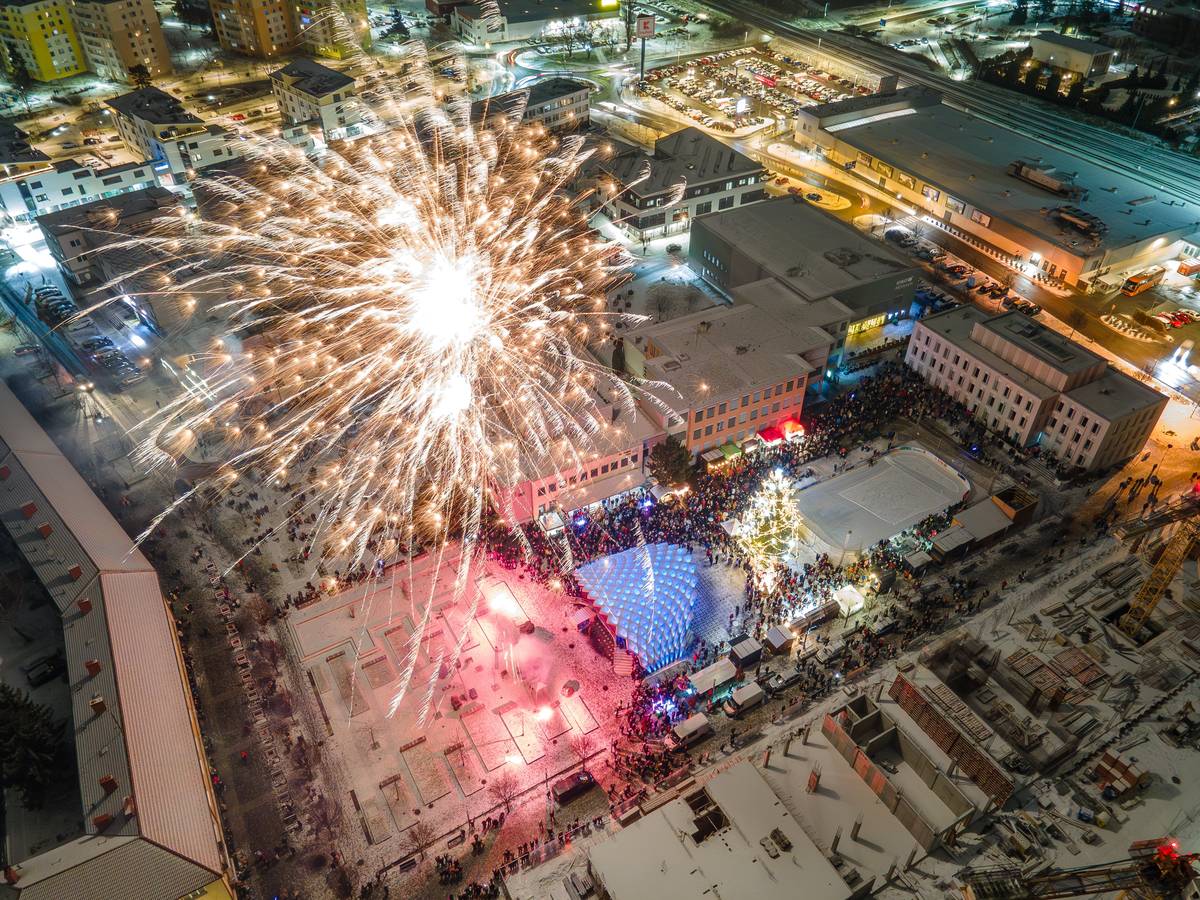 S blížícím se koncem roku bychom chtěli občanům připomenout, že na území města Veselí nad Moravou je již několik let používání zábavní pyrotechniky zakázáno, s několika výjimkami. Nově také platí přísnější regulace přímo ze zákona a byla přijata nová obecně závazná vyhláška o regulaci zacházení s pyrotechnickými výrobky, která jejich používání výrazně omezuje. Nová obecně závazná vyhláška města Veselí nad Moravou byla městským zastupitelstvem schválena na prosincovém jednání a nabývá platnosti 20. prosince 2025. Zakázáno je odpalování a jiné zacházení se zábavní pyrotechnikou kategorií F2, F3 a F4 na celém území města. Cílem tohoto opatření je především ochrana zdraví osob, zajištění veřejného pořádku a minimalizace negativních dopadů hluku. Výjimku ze zákazu tvoří pouze:  tradiční oslavy příchodu Nového roku, řádně oznámené ohňostroje a ohňostrojné práce povolené dle zákona o pyrotechnice.  Ani tyto výjimky však neplatí v zámeckém parku a na všech sídlištích ve městě, kde je používání pyrotechniky zakázáno bez výjimky. Hlavním důvodem je skutečnost, že hluk z pyrotechniky se v husté zástavbě výrazně zesiluje a rezonuje mezi budovami, čímž dochází k výraznému obtěžování obyvatel, ohrožení klidu a zvýšené zátěži pro zvířata i osoby citlivé na hluk. Nový zákon o pyrotechnice zpřísňuje pravidla celostátně Od 1. prosince 2025 je navíc účinný nový zákon o pyrotechnice (novela č. 344/2025 Sb.), který zavádí přísnější pravidla v celé České republice. Mezi hlavní změny patří:  zákaz používání většiny zábavní pyrotechniky (kategorie F2, F3 a vyšší) do 250 metrů od chráněných objektů, jako jsou nemocnice, domovy seniorů, útulky, zoologické zahrady a chovy zvířat, omezení prodeje pyrotechniky (mimo kategorii F1) pouze do kamenných prodejen, povinnost odborné způsobilosti pro prodej a používání pyrotechniky vyšších kategorií (F3 a F4).  Zákon zároveň posílil možnost obcí regulaci ještě více zpřísnit, čehož Veselí nad Moravou využilo přijetím nové obecně závazné vyhlášky. Dodržování zákona i vyhlášky kontroluje Policie České republiky i Městská policie Veselí nad Moravou. Za porušení těchto předpisů mohou být uloženy pokuty až do výše 10 000 Kč. Žádáme občany o ohleduplnost a respektování platných pravidel.   Kompletní znění OZV: File.ashx Kategorie pyrotechniky: F1 – drobnosti jako prskavky, bouchací kuličky, pistolové kapsle. Od 15 let. F2 – menší ohňostroje, rakety, fontány. Od 18 let. F3 – silnější kompakty a petardy pro větší prostory. Od 21 let. F4 – profi ohňostroje, jen pro lidi s licencí. T1 – divadelní pyrotechnika, slabší efekty pro jeviště. T2 – silnější divadelní efekty, jen pro vyškolené uživatele. P1 – speciální pyrotechnika (např. dýmovnice na airsoft nebo paintball). Některé jsou volně prodejné, ale vždycky dodržuj návod.