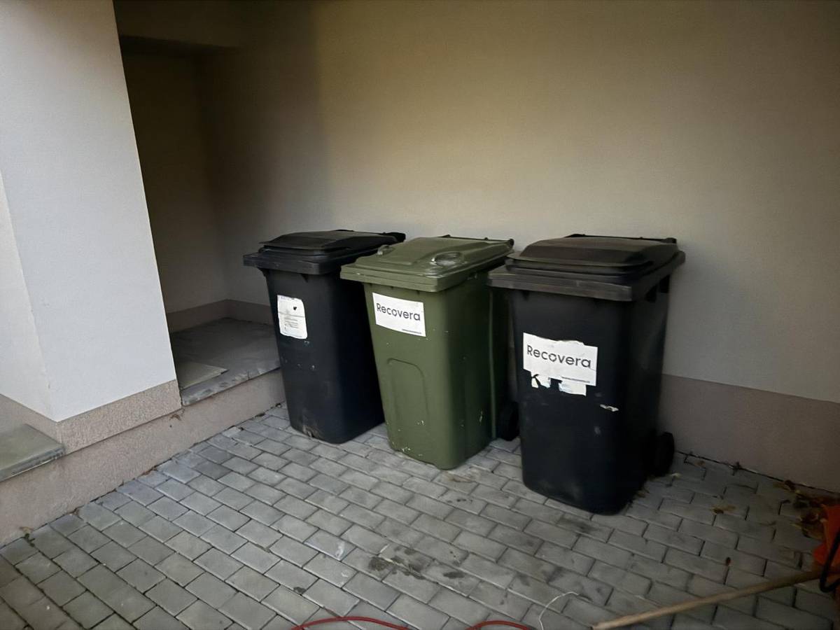 Svoz komunálního odpadu vychází ve středu na Štědrý den, proběhne běžný svoz.  Další svoz komunálu proběhne již v pátek 2.1.2026. Přecházíme k jiné svozové firmě KTS ekologie. Od nového roku bude svoz komunálního odpadu probíhat vždy každý lichý pátek. Podrobnosti na našich webových stránkách.