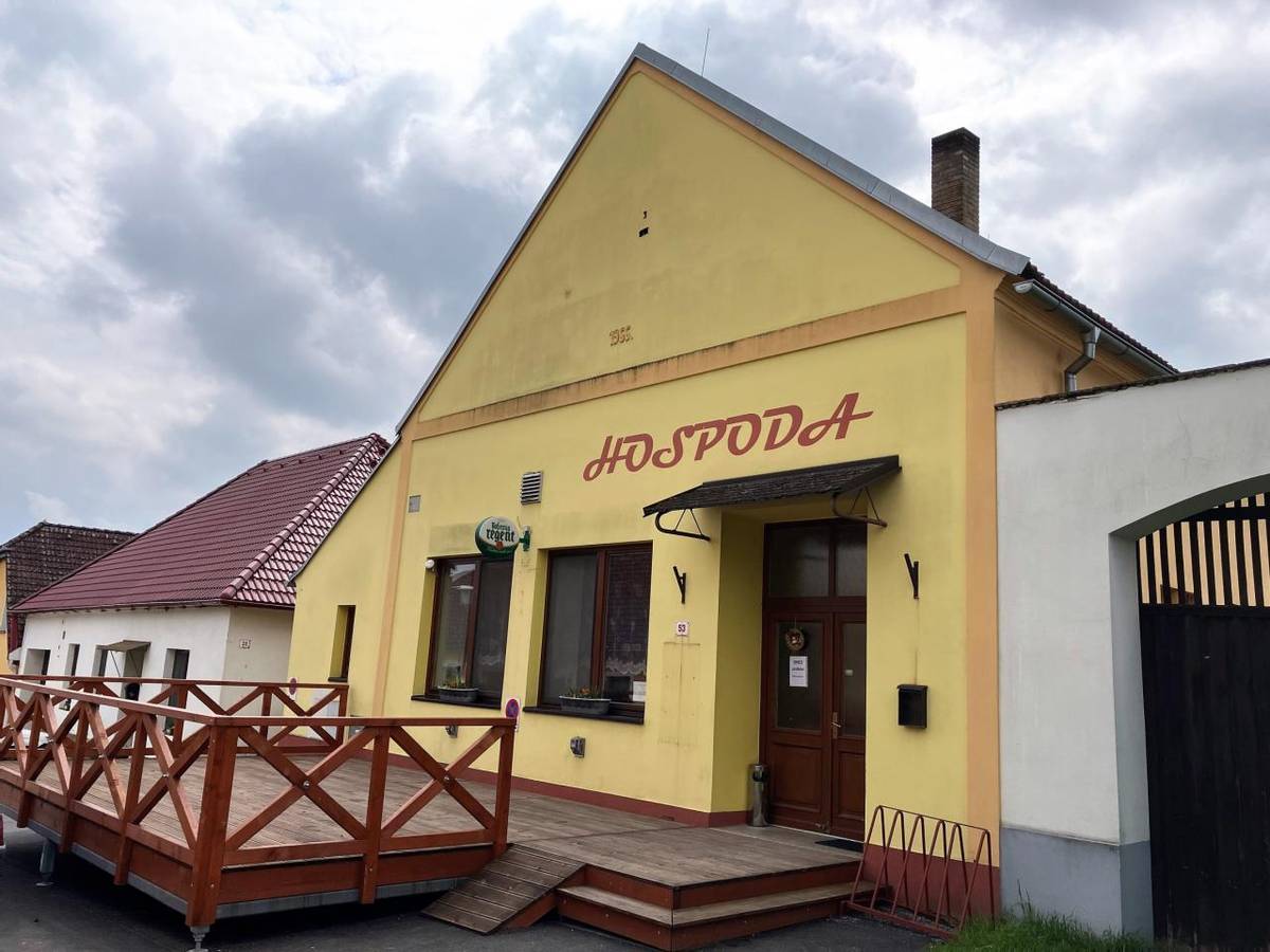 Úterý 23. prosince: 18:00 - 23:00  Středa 24. prosince: zavřeno  Pátek 26. prosince: 17:00 - 23:00  Středa 31. prosince: od 19:00 (Cena 399 Kč/osobu, v ceně zahrnuto občerstvení a přípitek)  Pátek 2. ledna: 17:00 - 23:00