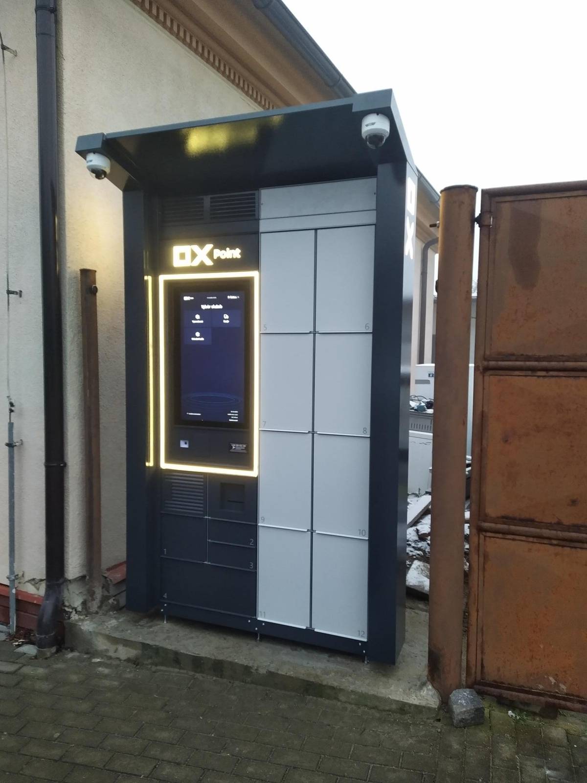 V rámci postupné modernizace naši obce a usnadnění každodenního života vám oznamujeme, že jsme v naší obci nově instalovali samoobslužný doručovací box ze sítě OX Point. Tento chytrý box není jen obyčejné výdejní místo na balíky – je to multifunkční zařízení, které vám přináší řadu výhod:  Příjem a výdej zásilek: Nonstop doručování z e-shopů (24/7). Služba „Z ruky do ruky“: Možnost bezpečně si předat klíče, dokumenty nebo věci mezi sousedy bez nutnosti osobního setkání. Elektronická úřední deska: Aktuální informace z obecního úřadu přímo na displeji.  Kde box najdete: u budovy obecního úřadu Ovládání je velmi jednoduché, intuitivní a probíhá přes dotykovou obrazovku. Pokud si nebudete vědět rady, podrobné video-návody pro všechny situace najdete na www.oxpoint.cz/jak-obsluhovat. Věříme, že tato novinka v naší obci přispěje k vašemu pohodlí a ušetří vám cestování za poštovními službami (zatím můžete využívat Balíkovna, DPD, One by allegro). Jedná se i s PPL. Úřední deska se bude nastavovat a až bude funkční zorganizovali bychom veřejné setkání s kávou, kde bychom se seznámili se všemi funkcemi, abyste mohli  box maximálně využívat. Investice do boxu byla spolufinancována dotací Programu rozvoje venkova Jihomoravského kraje.