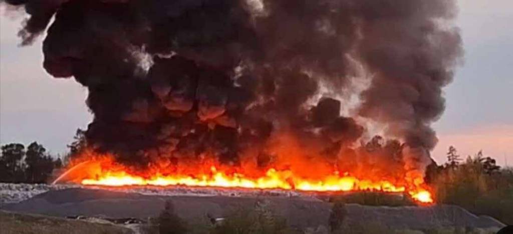 Z důvodu rozsáhlého požáru skládky Ekologie v Rynholci žádáme občany, aby minimalizovali svůj pobyt venku a nevětrali.  Dle noční SMS nenaměřila chemická laboratoř nadlimitní hodnoty nebezpečných látek v ovzduší, doporučení nevětrat je stále platné.