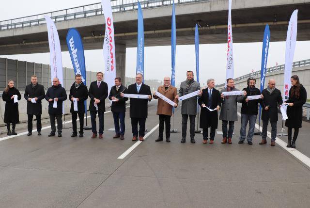 Přerov se dnes dočkal historického okamžiku – byla otevřena poslední chybějící část D1. Přínos tohoto úseku je obrovský nejen pro město či střed Moravy, ale pro celou republiku. Úsek Říkovice – Přerov je dlouhý 10,1 kilometru, je na něm 14 mostů, pět protihlukových stěn a v násypech je 3,25 milionu metrů krychlových materiálu. A podařilo se dodržet i vysoutěženou cenu ve výši necelých sedm miliard korun. Podle slov ředitele Ředitelství silnic a dálnic Radka Mátla dostavbou D1 zmizí z Přerova 70 procent kamionů. „To je obrovské číslo a pro lidi obrovská úleva,“ konstatoval. Vzpomněl i úskalí dostavby související s tím, že ŘSD absolvovalo přes 20 soudních sporů, kterým předcházely různé námitky a soudní spory končily až u Nejvyššího soudu. Historické události byli přítomni všichni členové vedení města Přerova a primátor Petr Vrána řekl: „Dostavba dálnice D1 je skutečností – a to je okamžik, na který jsme všichni čekali desítky let. Tento projekt totiž není jen o asfaltu a betonu. Je to o propojení lidí, o rozvoji našeho města a o budoucnosti. Dálnice přinese Přerovu rychlejší a bezpečnější spojení s okolními regiony, sníží dopravní zátěž v centru města a otevře nové možnosti pro podnikání i cestovní ruch. Znamená to méně hluku, méně emisí a více prostoru pro kvalitní život. Především však ukazuje, že když se spojí úsilí města, kraje, státu a občanů, dokážeme velké věci.“    A neopomněl ani poděkovat všem těm, kteří posouvali dílo z papírů do reálu.                    „Děkuji všem současným i bývalým starostům a primátorům Přerova, kteří v čele města stáli v dobách, kdy se o dálnici jen snilo, a kteří nikdy nepřestali bojovat za její realizaci. Děkuji projektantům, stavebním firmám, úředníkům, ale i občanům za jejich trpělivost a podporu. Nebyla to lehká cesta. Město ustálo složitá jednání, administrativní překážky i soudní spory. Zvládli jsme i to, že akci blokovali aktivisté z hnutí Děti Země. Přesto jsme se nevzdali, protože jsme věděli, že dálnice je klíčová.“        Fotografie ze slavnostního otevření dálnice D1