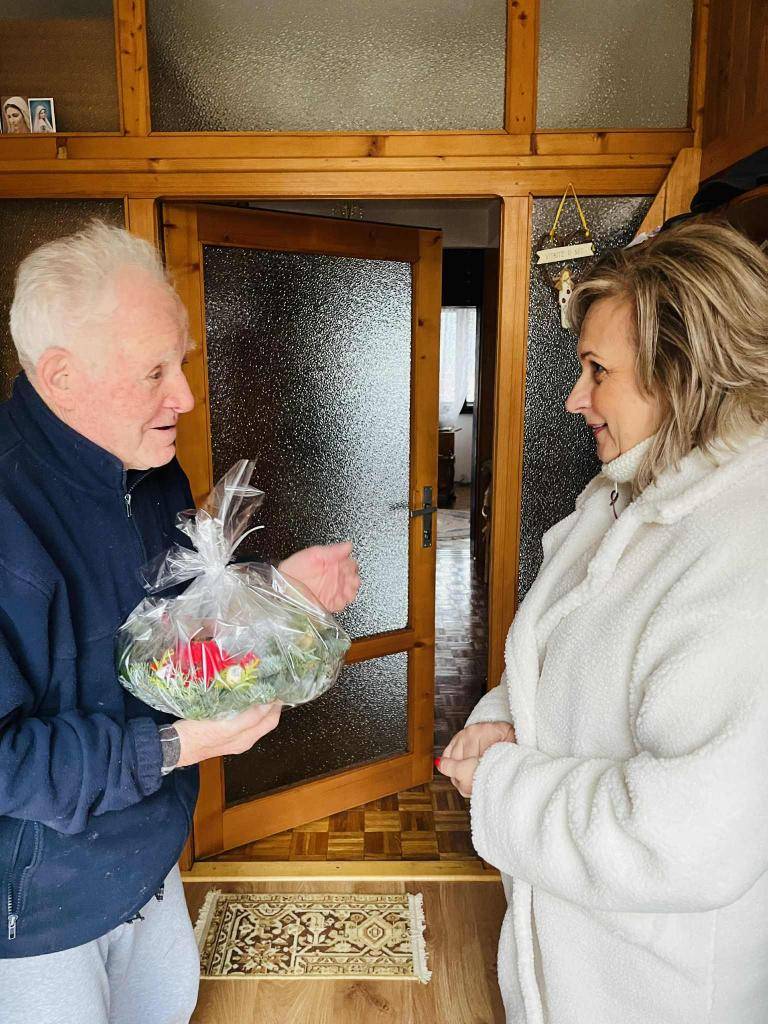 V predvianočnom období primátorka mesta Dáša Vojsovičová osobne navštevuje seniorov vo Svite.