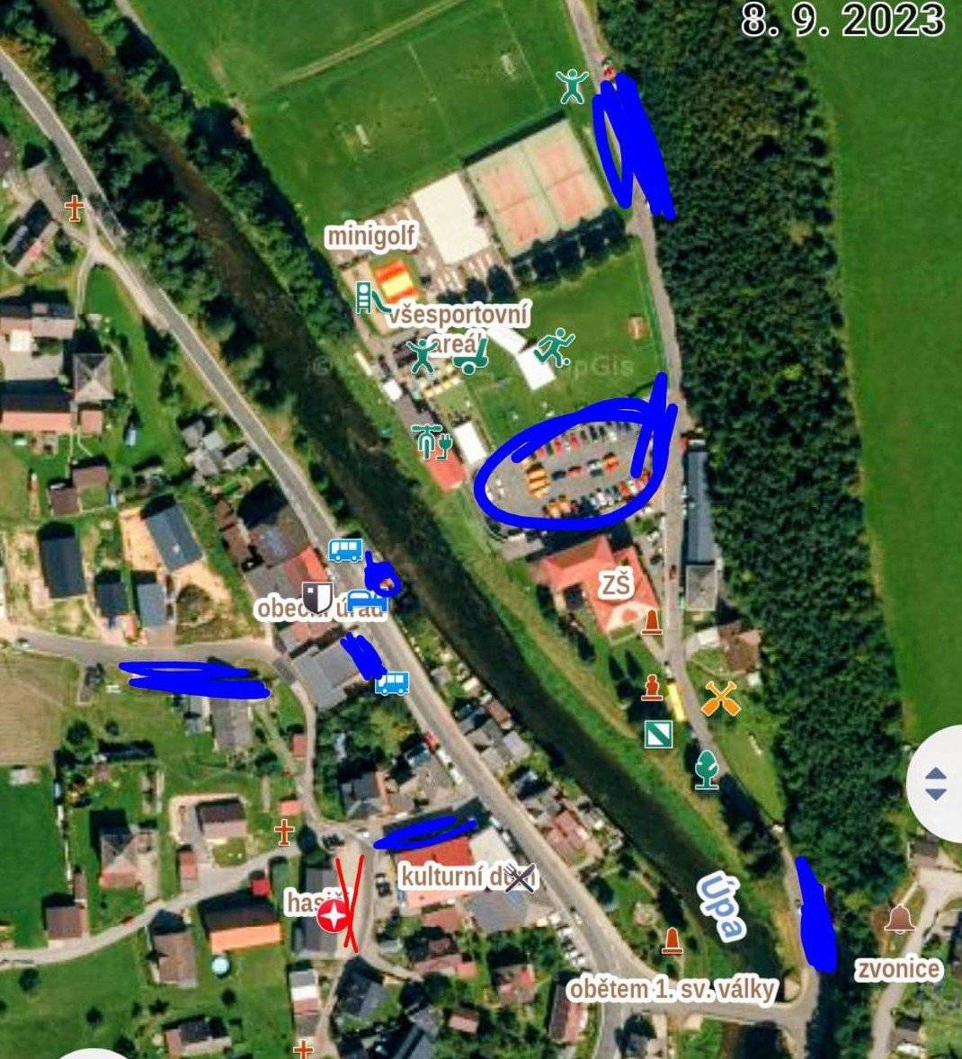 Vážení návštěvníci i pořadatelé kulturních akcí v Havlovicích, jsme rádi, že k nám jezdíte a navštěvujete kulturní nebo jiné akce v naší obci. Ale prosíme, TAKTO NE!! Zamyslete se, než zaparkujete svá auta, jestli náhodou někomu nepřekáží. Například hasičům, kterým znemožníte výjezd, a tím prodloužíte možnost záchrany životů nebo majetku.  Někdy i vteřiny rozhodují.   Parkovat můžete na k tomu určených místech: za obecním úřadem, pod skalou, u hřiště nebo u zastávky. Pár kroků navíc může někomu zachránit život 🙏