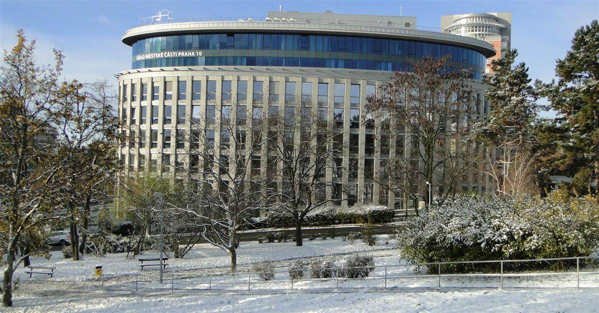 Vážení občané,    z důvodu nutných provozních, ekonomických a účetních úkonů souvisejících s koncem kalendářního roku a začátkem nového roku dochází k omezení provozu pracovišť ÚMČ Praha 10.