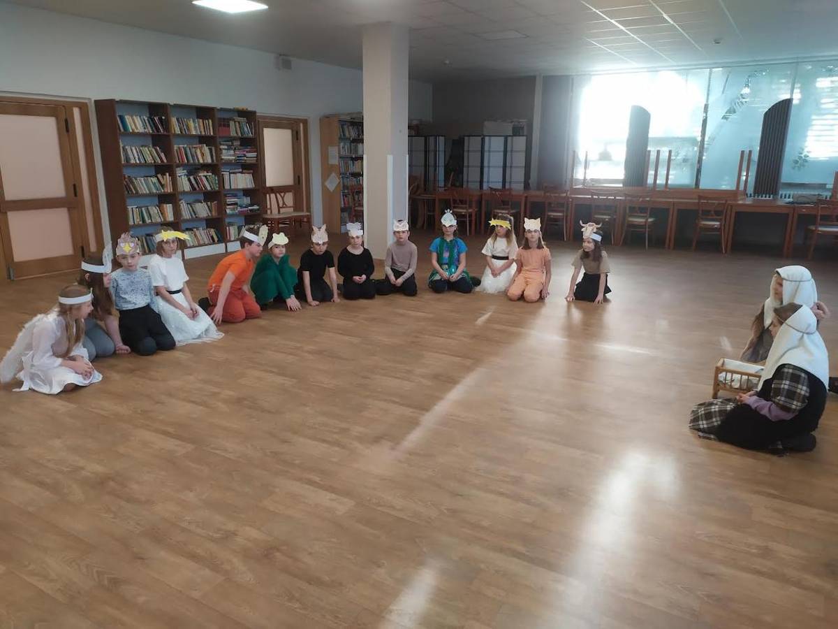 A takové malé obdarování a radost jsme přijeli předat babičkám a dědečkům do Centra pro seniory v Holešově. Děti si nacvičily vánoční muzikál, který vykouzlil u babiček i dědečků úsměv na tváři.