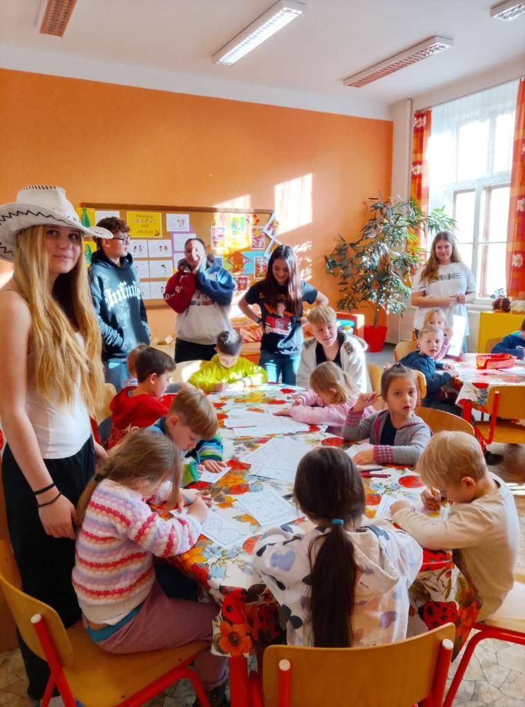 Děti z MŠ Jahůdka navštívily školní vánoční jarmark.