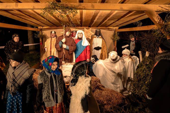 Přijďte 23. prosince od 16.30 hod. do parku u obchodního domu prožít vánoční příběh, poslechnout a zazpívat si koledy a svátečně se naladit. Čeká na vás živý betlém, teplé nápoje na zahřátí, pro děti sladká odměna, betlémské světlo do vlastních lucerniček. Betlém bude vystaven od 23.12.2025 - 12.1.2026. Vstupné dobrovolné.