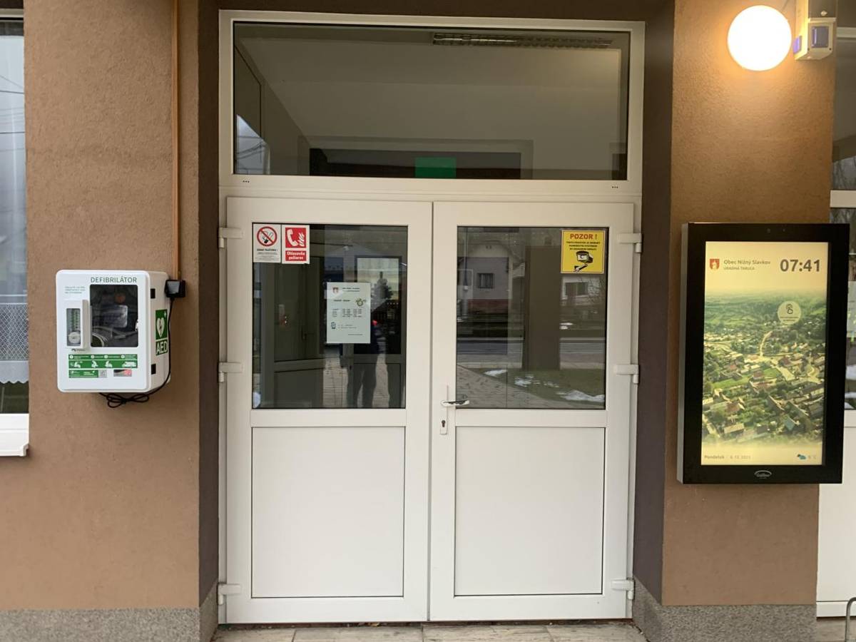 Vážení občania, dávame vám do pozornosti, že v obci sa nachádza automatický externý defibrilátor.