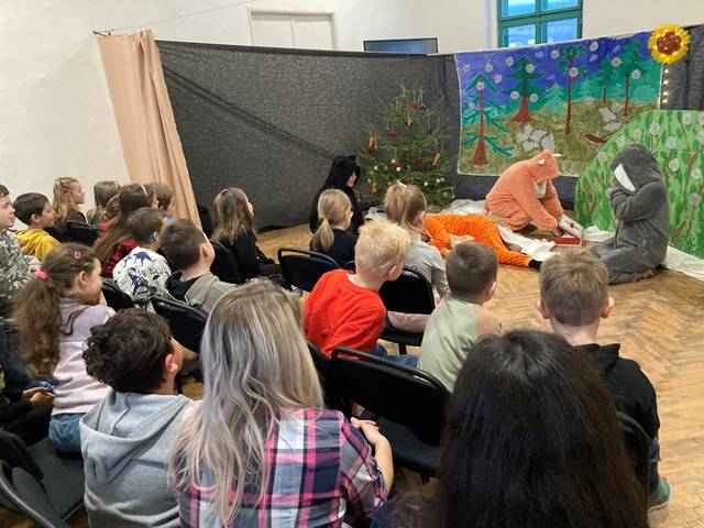 V pondělí 15. 12. žáci 1. – 4. třídy zhlédli představení ronovského ochotnického spolku. Divadelníci si pro děti připravili humornou pohádku ,,Zlobivý havran“, která přítomným navodila příjemnou vánoční atmosféru.