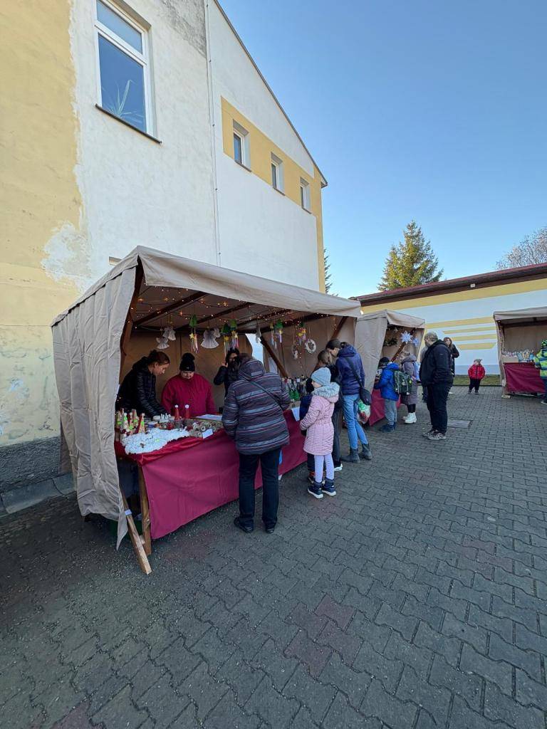V pátek 12.12. se uskutečnil vánoční školní jarmark. Prohlédněte si výrobky našich žáků v přiložené fotogalerii.