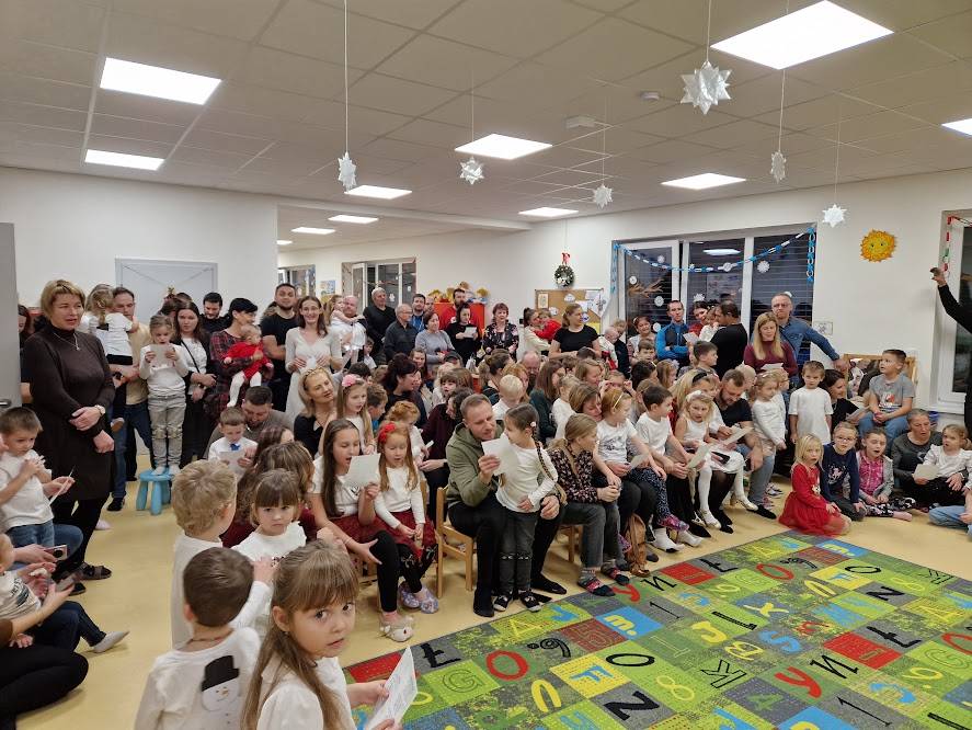 Ve čtvrtek 11.12. proběhly v mateřské škole v Podlesí vánoční tvořivé dílničky, které jsme zahájili krátkým vystoupením našich dětí.