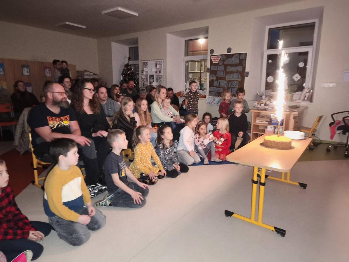 Slavnost pera, která se konala v 1. třídě, přinesla radost a nové zkušenosti. Žáci se těšili na divadelní představení o přátelství tužky a pera a od této chvíle mohou psát perem.