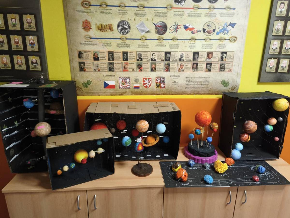 Žáci 5. ročníku v rámci projektu Vesmír vytvořili originální modely Sluneční soustavy. Prezentace zahrnovala zajímavé informace o jednotlivých planetách.