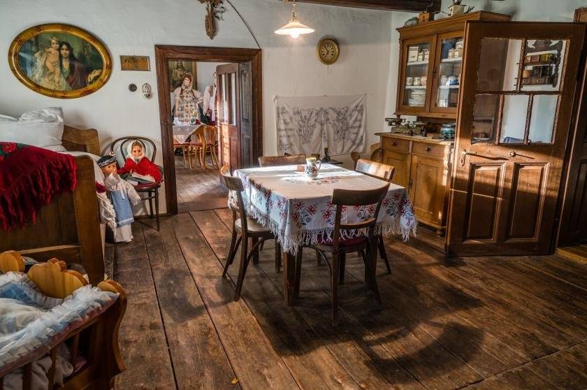 Muzejní spolek vás zve na výstavu vánočních dekorací, která probíhá na Slovácké chalupě. Dnes (neděle 21. 12.) je výstava otevřena od 14:30. Těší se na vás členové muzejního spolku.