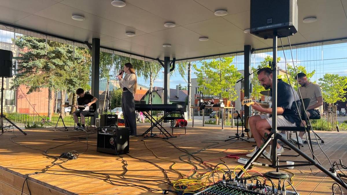 Dom kultúry v Beluši predstavuje kľúčový priestor spoločenského a kultúrneho života obce Beluša s približne 6.230 obyvateľmi. Vďaka podpore z Fondu na podporu umenia prešiel tento priestor výraznou technickou modernizáciou, ktorá umožní jeho plnohodnotné využívanie pre rôzne kultúrne podujatia.