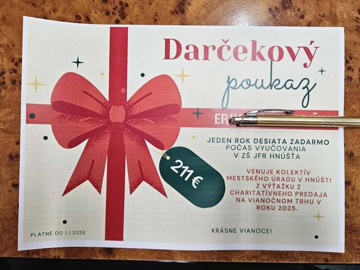 Hnúšťa, 18.12.2025 - Vianočný čas je obdobím, keď sa viac než inokedy zamýšľame nad pomocou druhým. Aj preto sa kolektív Mestského úradu v Hnúšti rozhodol premeniť sviatočnú atmosféru vianočných trhov na konkrétny skutok dobra.