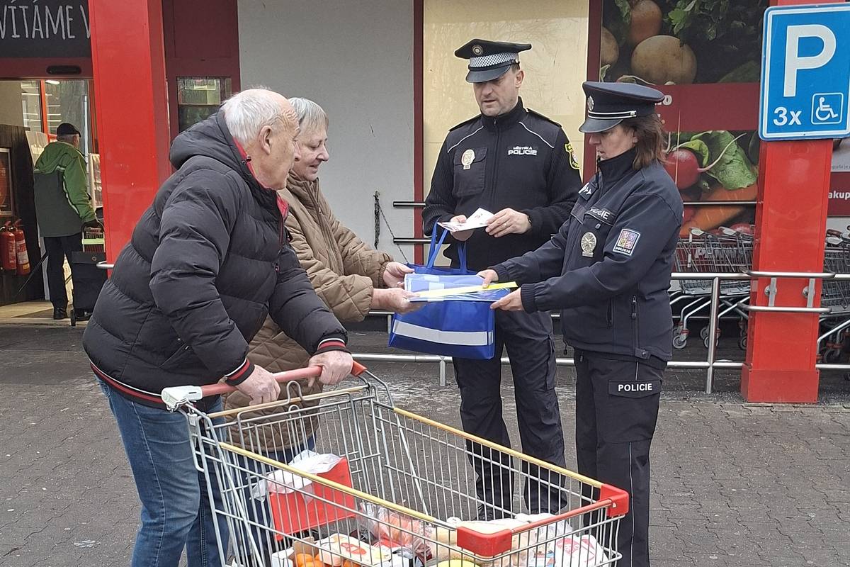 S blížícím se vrcholem vánočních nákupů proběhla ve čtvrtek u nákupního centra v Litoměřicích preventivní akce s názvem Pozor na zloděje. Policisté spolu se strážníky městské policie přímo v terénu upozorňovali občany na nejčastější rizika spojená s předvánočním shonem a apelovali na zvýšenou opatrnost.  Akci, která se v Litoměřicích koná každoročně, společně zorganizovala Policie České republiky, Městská policie Litoměřice a manažerka prevence kriminality města. Jejím cílem bylo připomenout, že období plná nákupních center a spěchajících lidí představují ideální příležitost pro kapsáře i zloděje zaměřující se na věci ponechané v automobilech. Policisté a strážníci oslovovali nakupující a poskytovali jim praktické rady, jak své osobní věci lépe chránit. Upozorňovali například na častou chybu, kdy lidé odkládají peněženky či mobilní telefony do horních částí nákupních košíků nebo do otevřených kabelek. „Stačí krátká chvilka nepozornosti při výběru zboží a zloděj může cennosti nenápadně odcizit,“ zaznívalo od preventistů. Velká pozornost byla věnována také parkovištím. Zástupci bezpečnostních složek připomněli heslo „Auto není trezor“ a varovali před ponecháváním tašek, batohů nebo nově zakoupeného zboží na viditelných místech v zaparkovaných vozidlech, což může lákat k vloupání. Preventisté zároveň zdůrazňovali, že obezřetnost je namístě nejen v obchodech, ale také v městské hromadné dopravě nebo na vánočních trzích, kde se pohybuje větší množství lidí. Doporučovali nenechávat cennosti bez dozoru, neukládat doklady do zadních kapes oděvů a mít osobní věci neustále pod kontrolou. Foto: Lenka Benešová {gallery}02025/nakupy_policie{/gallery}