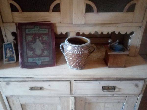 Ešte nedávno ležala táto hlinená nádoba zaprášená, prasknutá a s odtrhnutým uchom v kúte starej drevenice. Dnes vďaka šikovným rukám drotárky Anny Kamody Budovéj skrášli interier Múzea ručnej výroby papiera v Ludrovej.