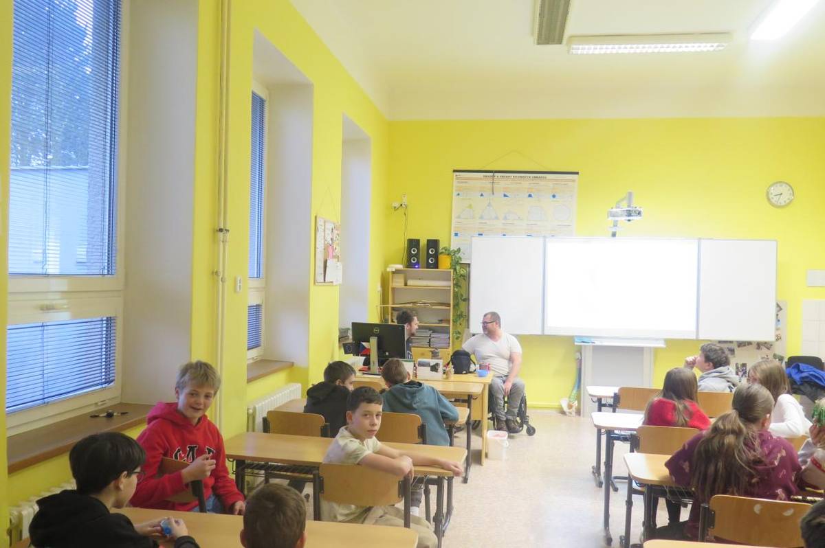 Ještě před vypuknutím vánočních prázdnin jsme ve škole uspořádali besedu s vozíčkáři s názvem Vzpoura úrazům. V pátek 19. prosince se na ní vystřídali žáci 6. a 7. třídy.