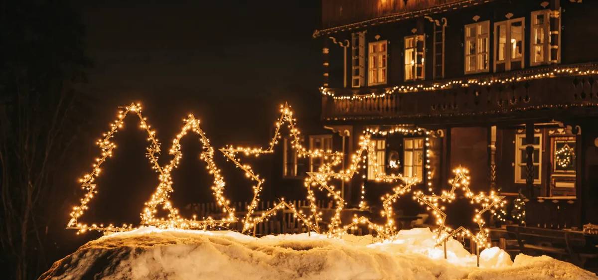 Obec Židovice vyhlašuje vánoční soutěž o nejhezčí vánoční osvětlení v obci. Zapojit se může každý, kdo si vánočně vyzdobil svůj dům, zahradu či okolí nemovitosti a chce se o svou výzdobu podělit s ostatními. Fotografie vánočního osvětlení zasílejte na e-mailovou adresu starosta@zidovice.cz. Do zprávy prosíme uveďte jméno soutěžícího a adresu, kde se výzdoba nachází.  Vyhodnocení soutěže proběhne po vánočních svátcích a první tři výherci obdrží drobný dárek od obce. Cílem soutěže je zpříjemnit adventní čas, podpořit sousedskou atmosféru a přispět ke svátečnímu vzhledu naší obce. Zapojte se a pomozte vytvořit v Židovicích pravou vánoční náladu.