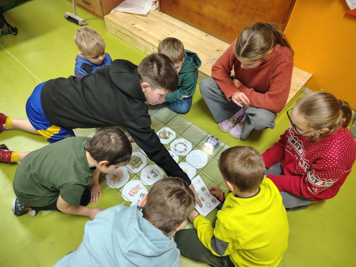 V úterý se sešli šesťáci s prvňáčky na společné hodině, která byla převážně v režii šesťáků. Nejdříve se rozdělili na 2 party a pak hurá do práce. První parta překonávala náročná vánoční bludiště správným naprogramováním Blue-bota, druhá parta se věnovala animaci.