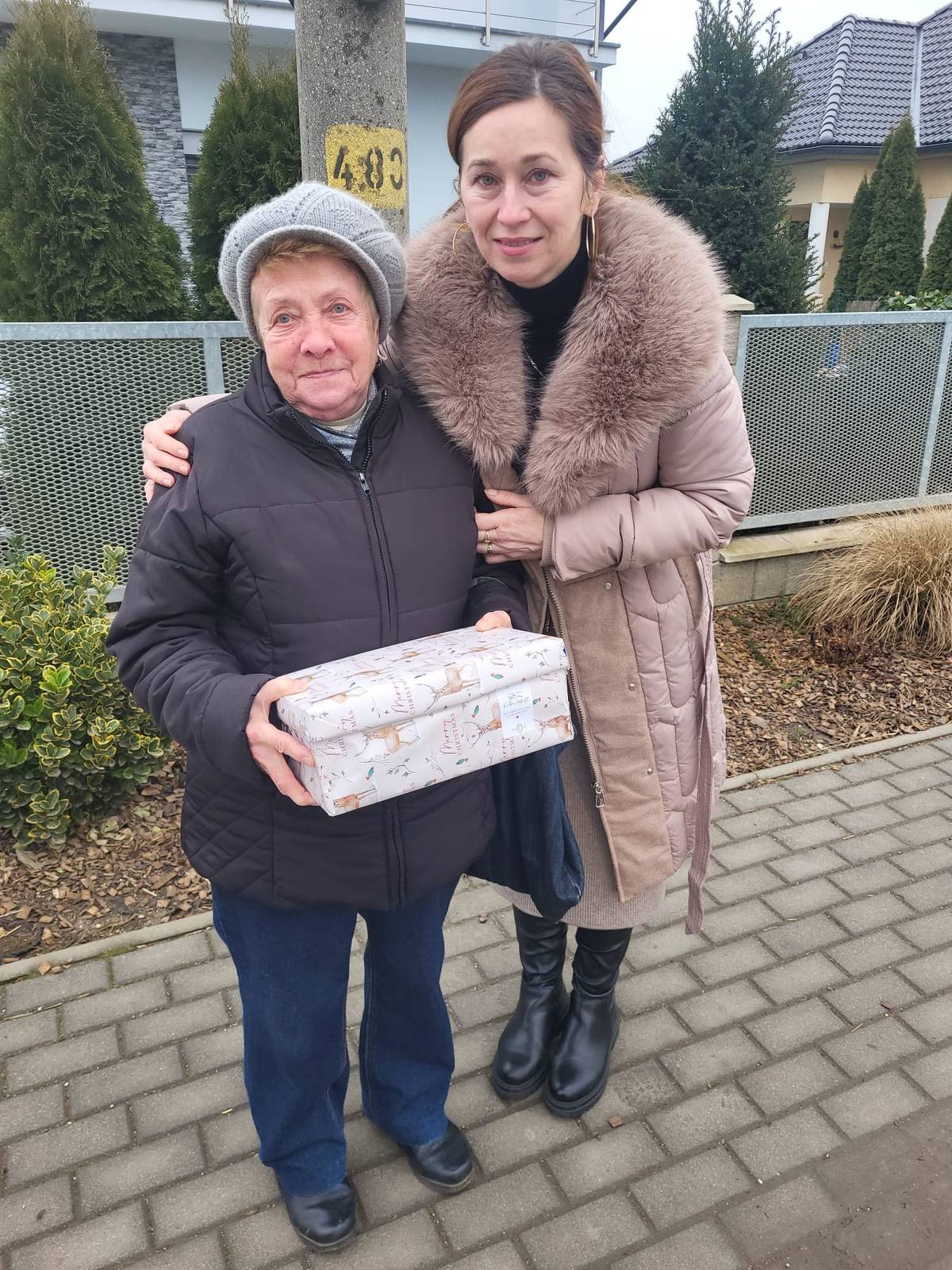 🎀Mesto Nemšová zapojené do 8. ročníka celoslovenskej výzvy odovzdalo 50 krabíc naplnených drobnosťami, predovšetkým, osamelo žijúcim dôchodcom...  🥰Cieľom projektu je nielen darovať praktický darček, ale predovšetkým potešiť obdarovaných, dať im príležitosť na úsmev a pocit, že na nich v spoločnosti myslíme...   🤝Ďakujeme Občianskemu združeniu Koľko Lásky, ktoré nám krabičky sprostredkovalo a my sme myšlienku tejto iniciatívy mohli šíriť ďalej...