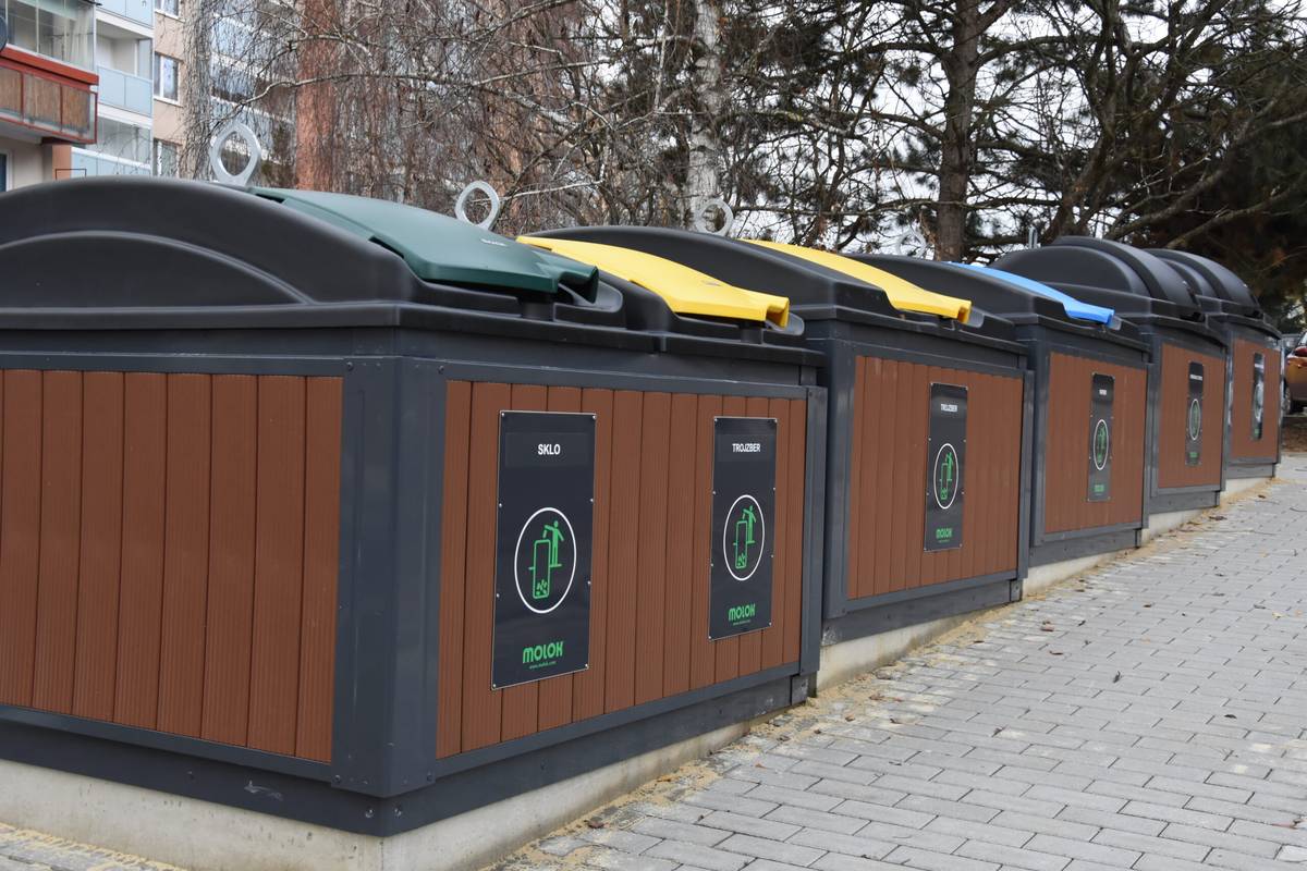 K 53 stojiskám polopodzemných kontajnerov pribudlo v Trenčíne ďalších sedem, všetky na Juhu. V centre mesta sú však aj tri nové stojiská s nadzemnými, uzamykateľnými kontajnermi. Šlo o mestskú investíciu v hodnote viac ako 355 tisíc eur. Stojiská s hranatými polopodzemnými kontajnermi budú slúžiť obyvateľom Šafárikovej ulice č.9 a 14 a tiež Novomeského ulice 10. Okrúhle polopodzemné kontajnery sú na Šmidkeho 4 [...]Čítať viac...