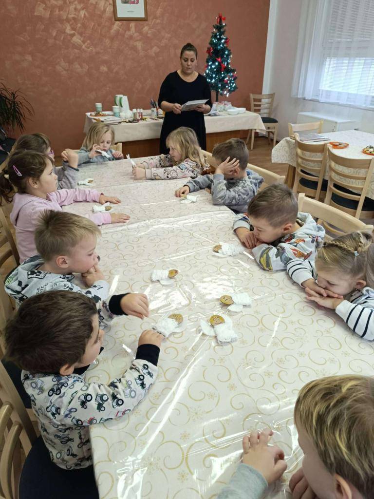 Vánoční zvyky a tradice v krchlebské knihovně a navíc krásní andělíčci, které jsem si vyrobili - to byl další díl našeho programu na rozvoj předčtenářských dovedností.