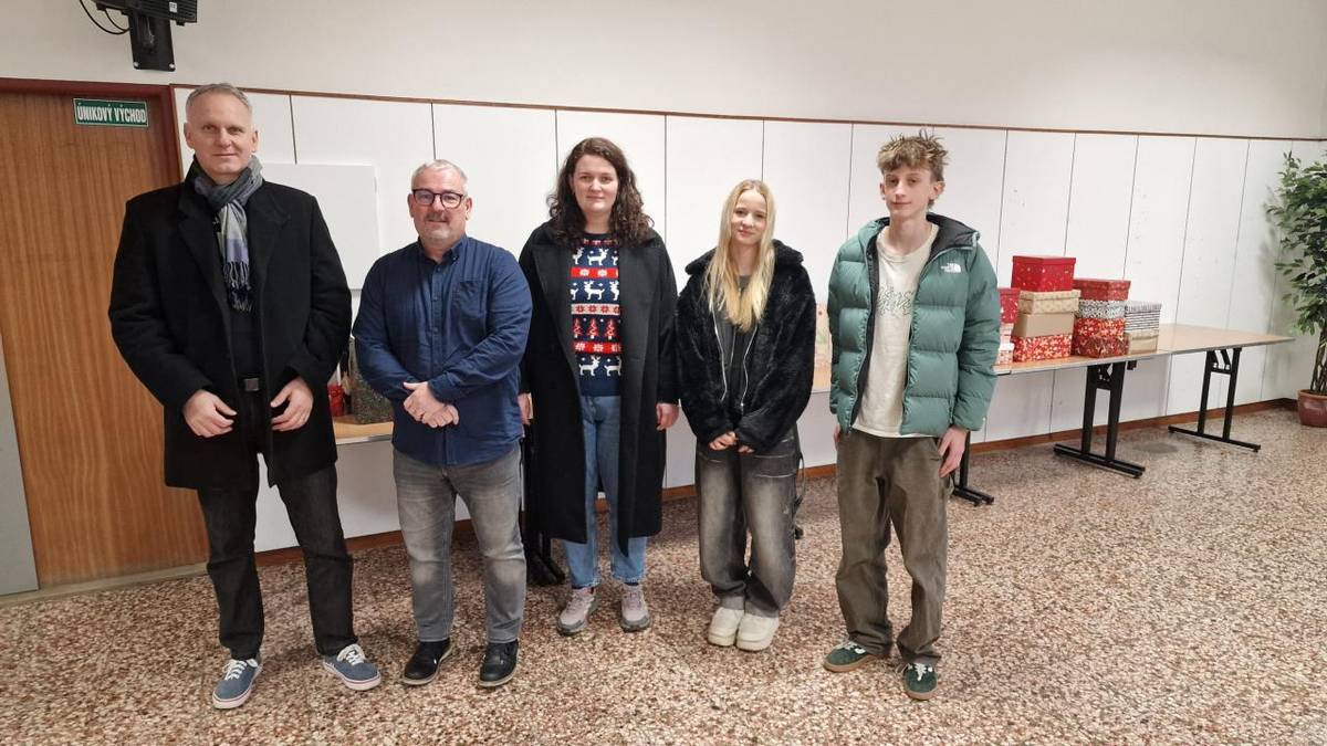 Žiaci ZŠ Veľkomoravská Trenčín, o.z. Koľko Lásky, o.z. Frimlovec a obec obdarovali našich seniorov.