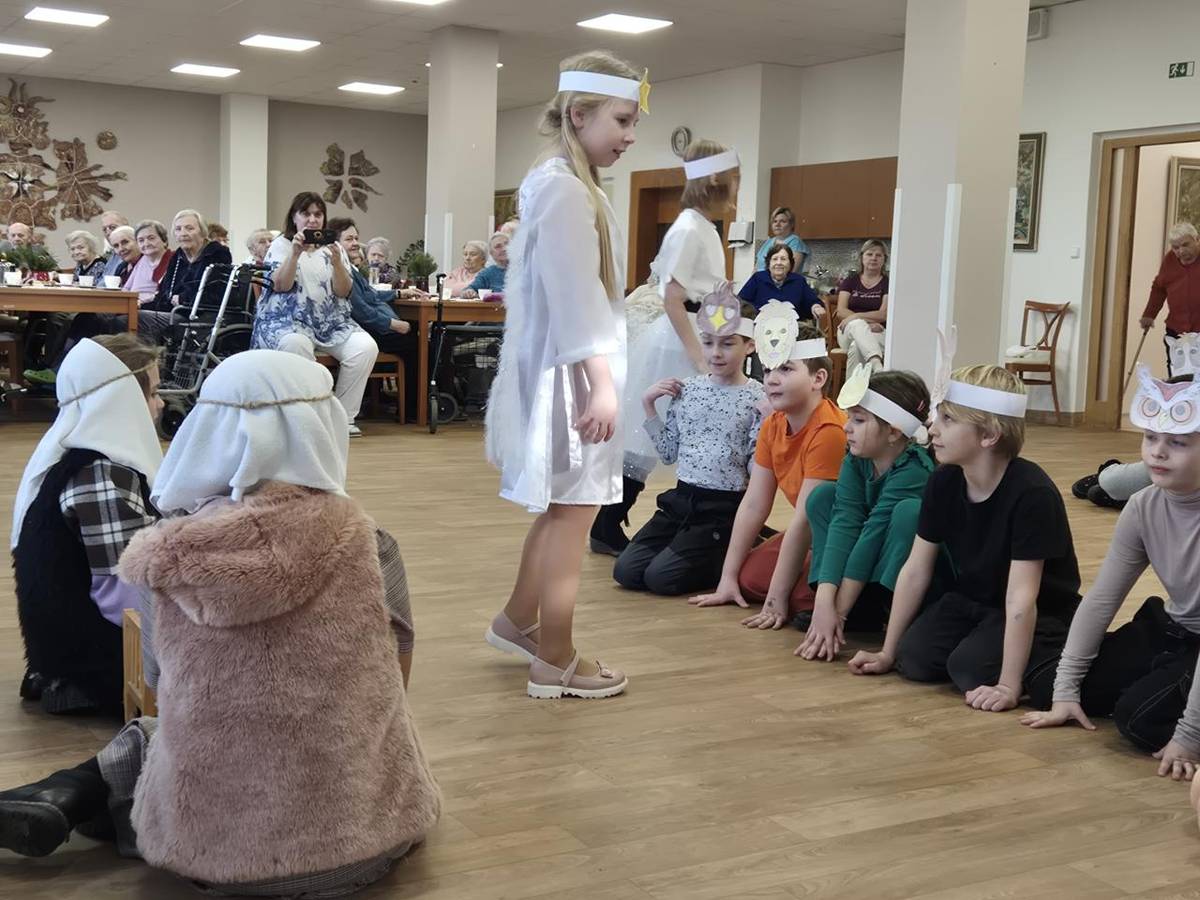 Do našeho zařízení zavítaly děti ze ZŠ Hulín, které nám prostřednictvím hudebního příběhu přiblížily kouzlo narození Ježíška. Jemné melodie, zpěv i vyprávění vytvořily tichou, slavnostní atmosféru, která se dotkla srdcí všech přítomných.