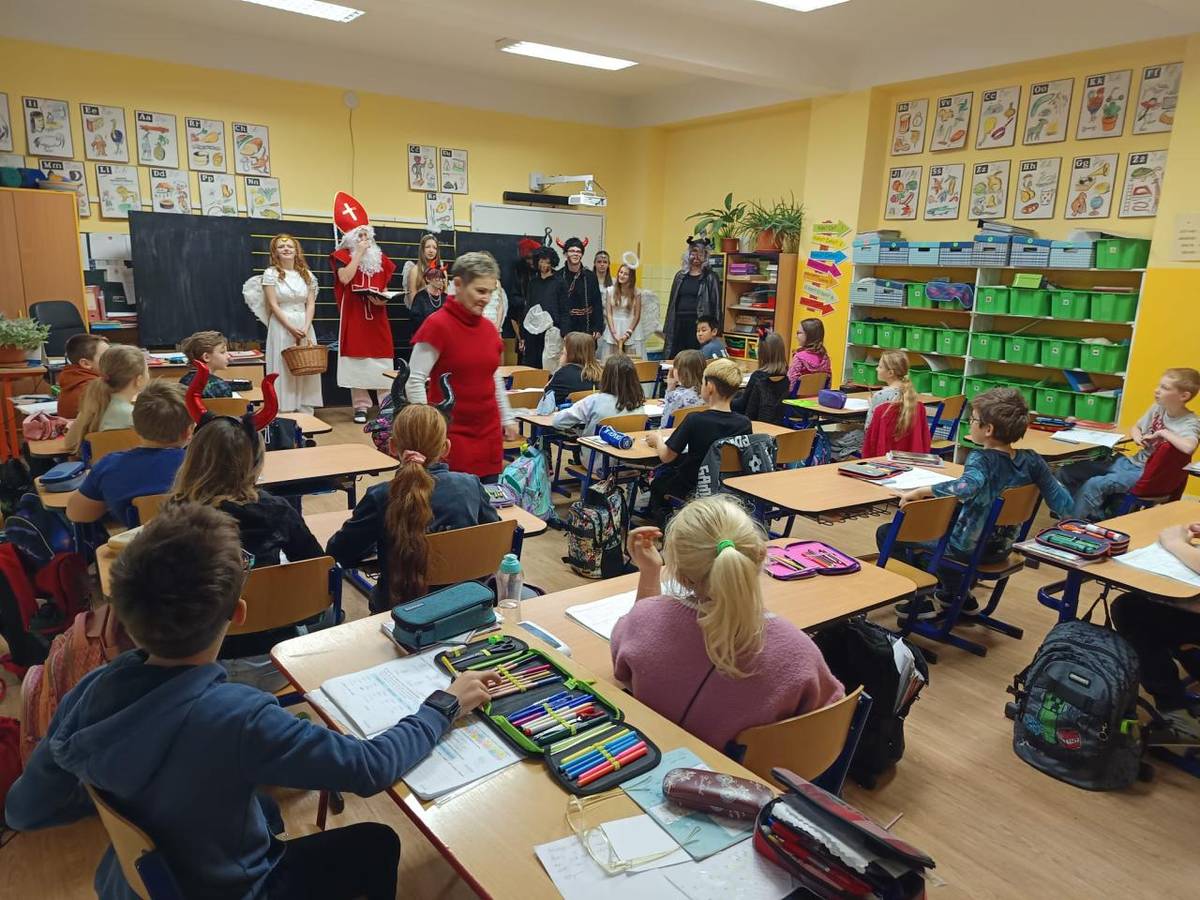 Prosinec, poslední měsíc v roce, dorazil spolu s radostným očekáváním Vánoc. Na začátku jsme si rozlosovali, kdo komu připraví dárek, a povídali jsme si o vánočních tradicích i zvycích.