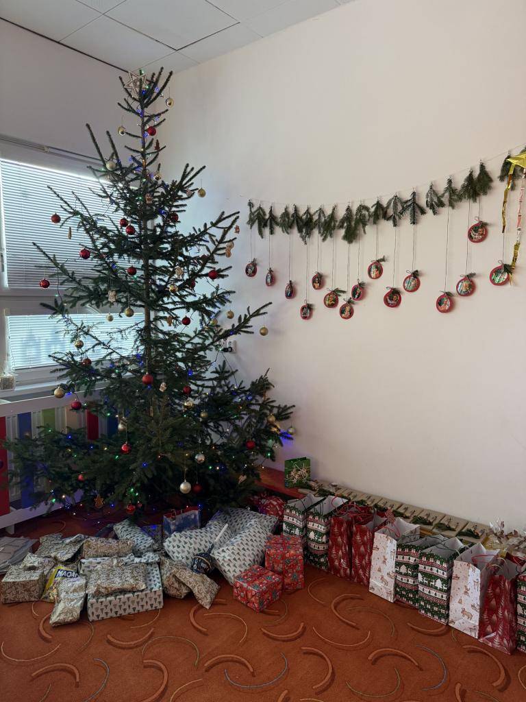 Rádi bychom se s vámi podělili o krásnou atmosféru slavnostního vánočního dne, který jsme si s dětmi ve školce společně užily.