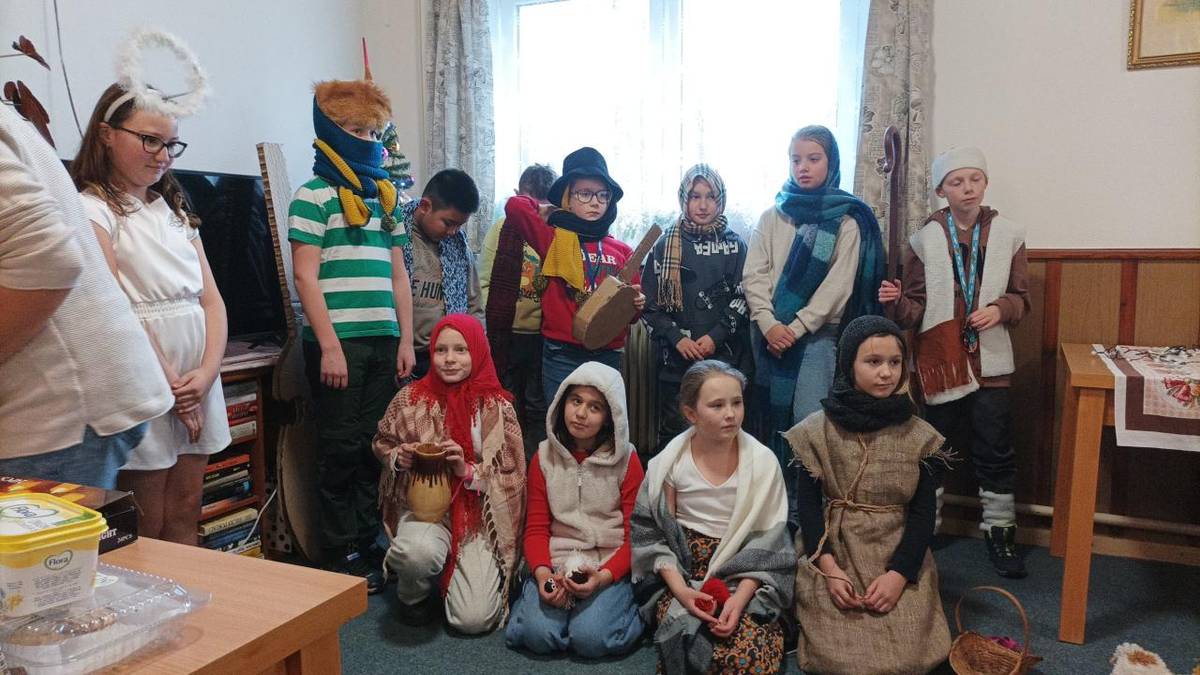 17. prosince jsme navštívili dům s pečovatelskou službou ve Vinařicích v rámci happeningu Laskavce. Děti předaly obyvatelům drobné dárečky a potěšily je krátkým vánočním vystoupením. Setkání mělo krásnou, dojemnou atmosféru a děti si odnesly silný zážitek z toho, že mohou udělat radost druhým.