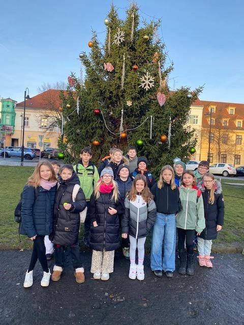 V prosinci k nám přijela lektorka, která si s dětmi povídala o bezpečném internetu. Bylo zajímavé zjišťovat, že některé děti tráví na internetu podle jejich vyjádření i 6-9 hodin denně. Často v noci, když rodiče spí.