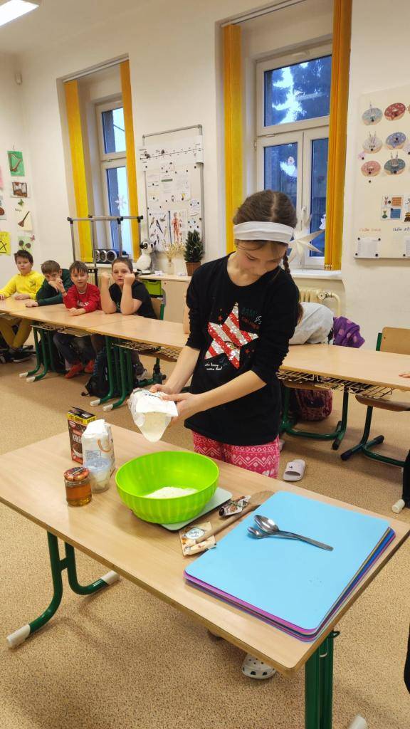 Čtvrtek 18.prosince byl ve znamení adventní pyžamové výzvy a zdobení perníčků. Zkusili jsme si zadělat těsto podle receptu. Perníčky jsme bohatě nazdobili a snědli. Byly Mňam. S psycholožkou Zuzkou jsme společně skládali vánoční stromek.