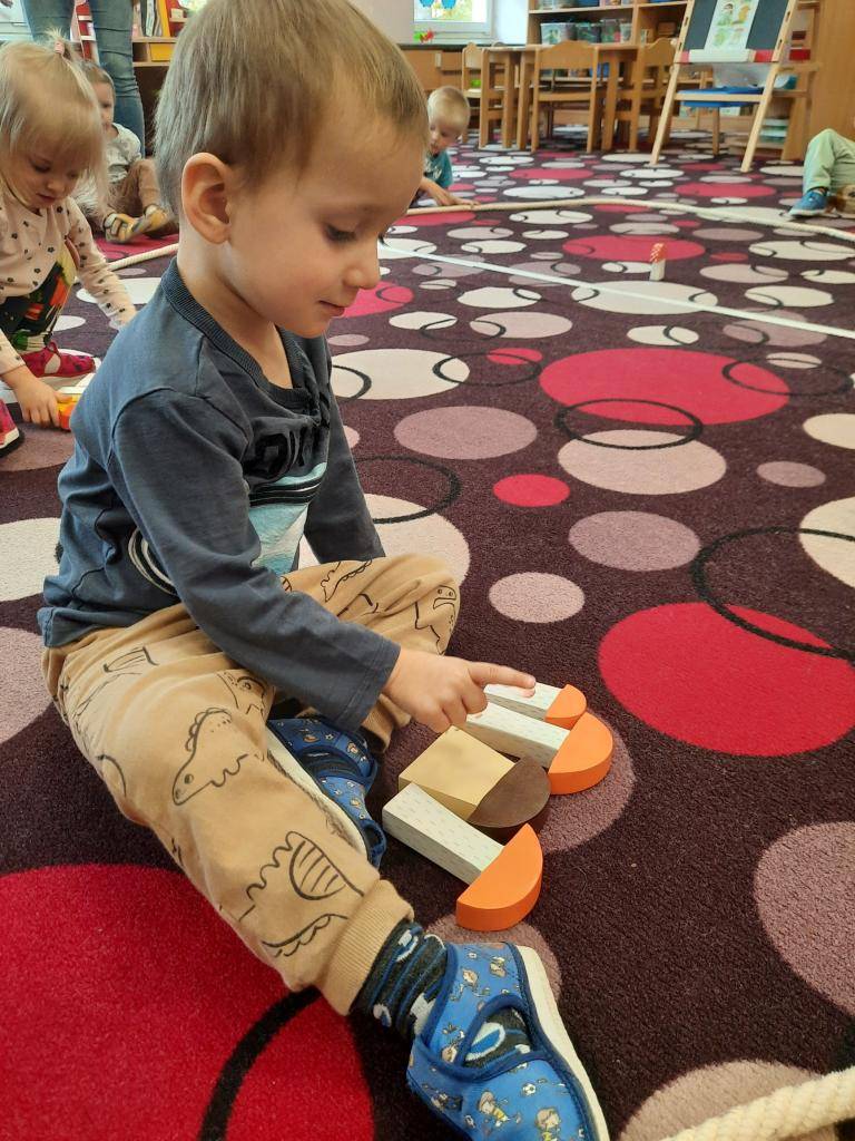 NÁŠ TÁTA ŠEL NA HOUBY,  JESTLI ON TAM ZABLOUDÍ!  NEZABLOUDÍ, TĚŠTE SE,  ON NÁM HOUBY PŘINESE.