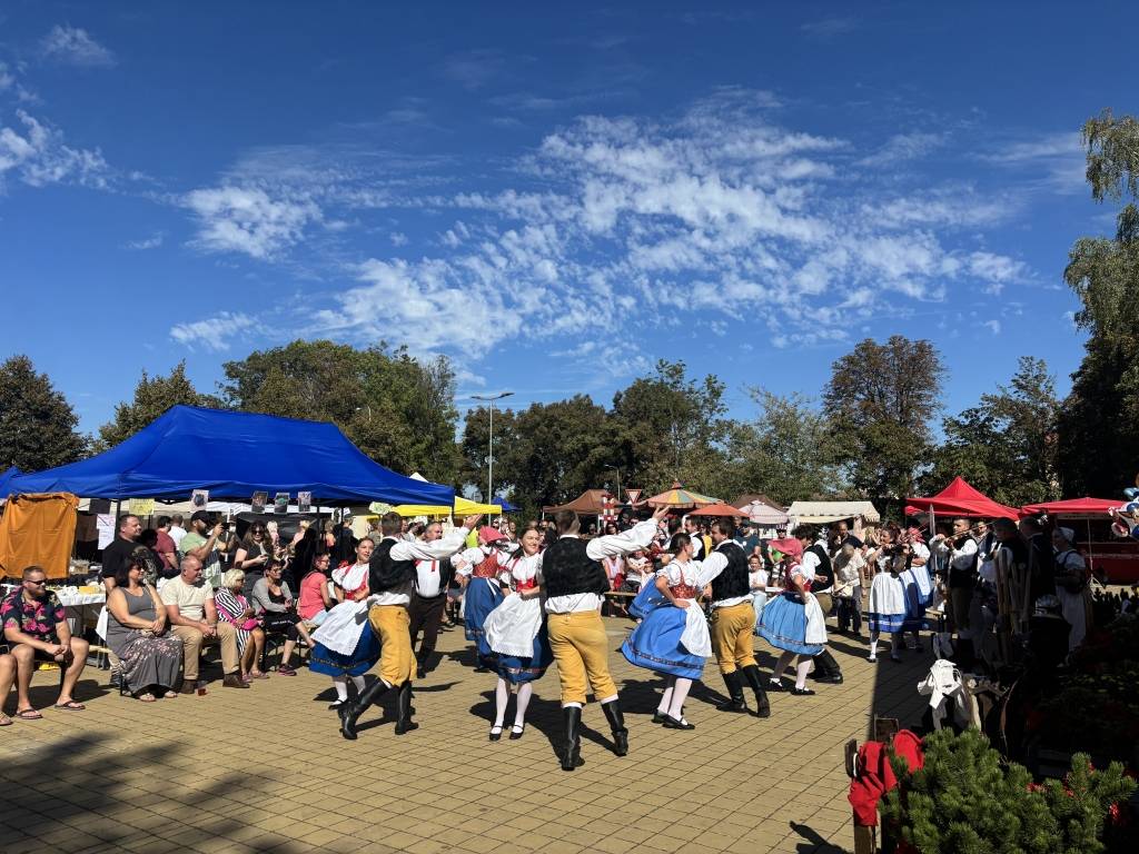 Moc děkujeme všem, kteří byli součástí – našim úžasným dětem z MŠ a ZŠ za krásná vystoupení, tanečníkům, tanečnicím, šermířkám, šermířům, divadelníkům, kouzelníkovi Michalovi a jeho asistence, F. Šittovi, kapele, souboru Čtyřlístek… Zkrátka každému, kdo přispěl k nezapomenutelné atmosféře.