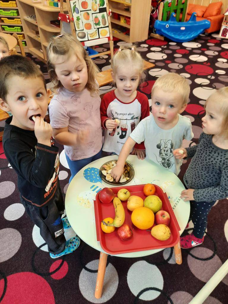 JÁ JSEM PEPA ČERVÍČEK,  NEPŘÍTEL VŠECH JABLÍČEK.  AŽ VÁM SLUPKU PROVRTÁM,  NÁRAMNĚ SI POCHUTNÁM.