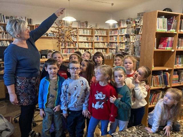 Ve čtvrtek 11. 12. žáci 4. a 1. třídy navštívili místní lidovou knihovnu. Paní knihovnice si pro děti připravila zajímavé informace o zvycích v čase adventním v minulosti i současnosti.