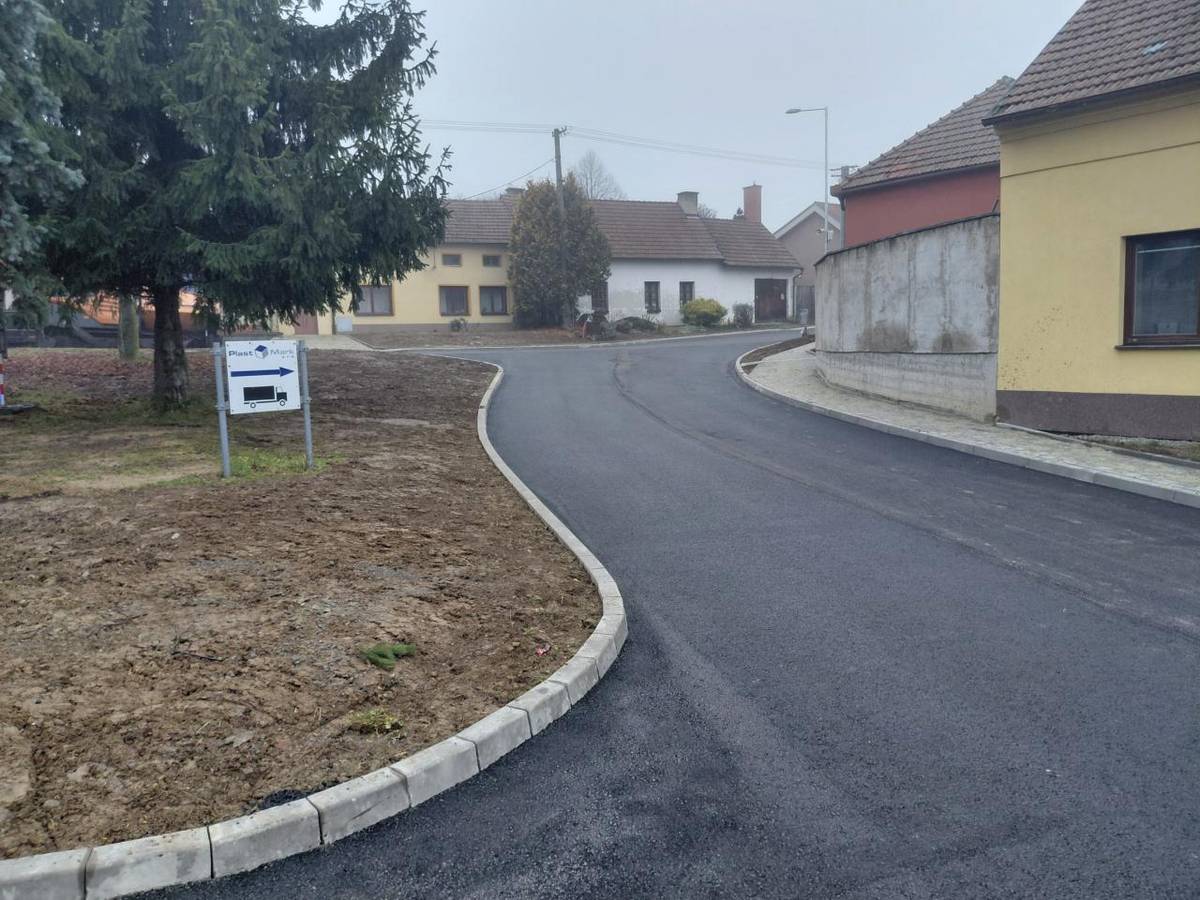 První etapa rekonstrukce cesty "Za Mlaty" byla úspěšně dokončena. Cesta byla rozšířena pro bezpečný průjezd a v jejím okolí byly opraveny chodníky. Vyměněna byla také část kanalizace, která byla v havarijním stavu.