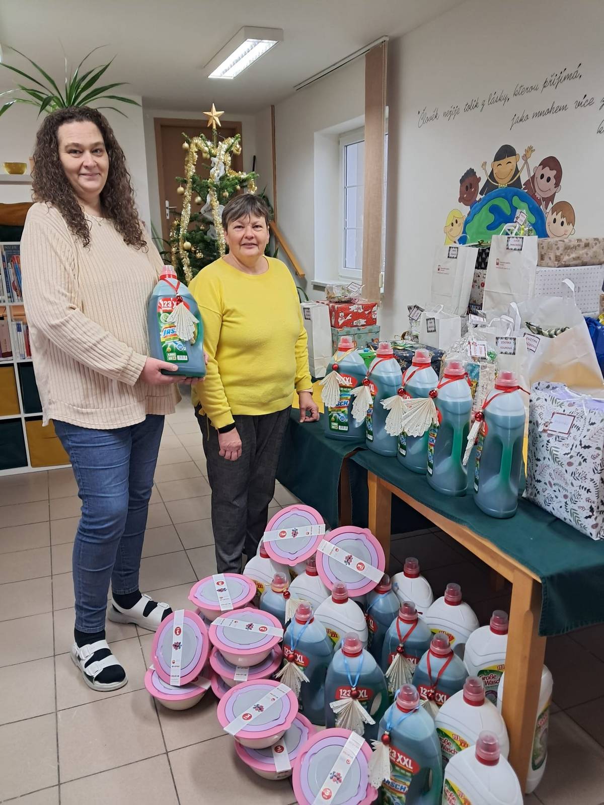 Během mikulovického adventu, při rozsvěcování adveních svící, ČČK Mikulovice prodávalo za 20 Kč bezedný kelímek na teplé nápoje (punč, svařák, čaj). Z tohoto výtěžku nakoupili prací gely a potřeby do domácnosti klientům Domova pro matky a otce v tísni ve Znojmě Hradišti. Dárky předalyi paní vedoucí Adamové, která je maminkám v domově předá na Štědrý den. Touto cestou děkuje ČČK Mikulovice všem lidem za podporu i finanční dary této bohulibé akce. Mohlo se aspoň v tomto vánočním čase pomoci některým, kteří nemají zrovna peněz nazbyt a ulehčit jim v jejich nelehkých životních situacích.   Kloudová Anna a Vejlupková Dana za ČČK Mikulovice ve spolupráci s Městysem Mikulovice